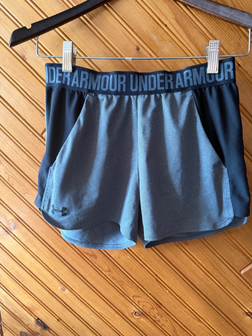 Grey Under Armour Shorts w pockets small.